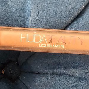 Huda Beauty - LIQUID MATTE - WIFEY - GENTLY USED - GREAT CONDITION